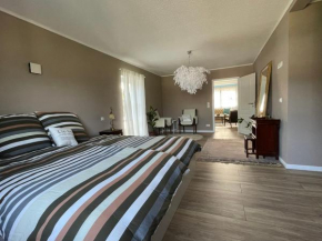 2-Zi Wohnung mit Kingsize-Bett und privatem Parkplatz